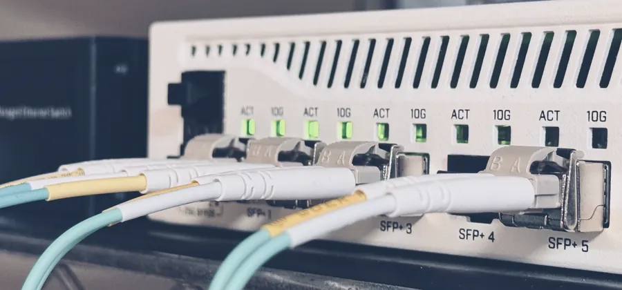 ネットワーク機器と光ファイバーケーブル